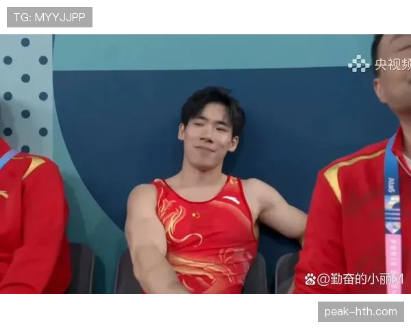 刷到张博恒的豪宅派对照——手表、酒单、座驾每样都在戳脸，心态溃了