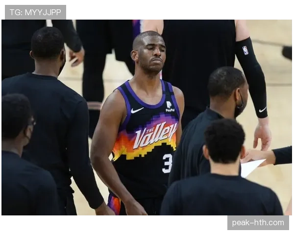 小威廉姆斯路边吃冰淇淋，手里那只限量包比我半年工资还贵，画面太违和